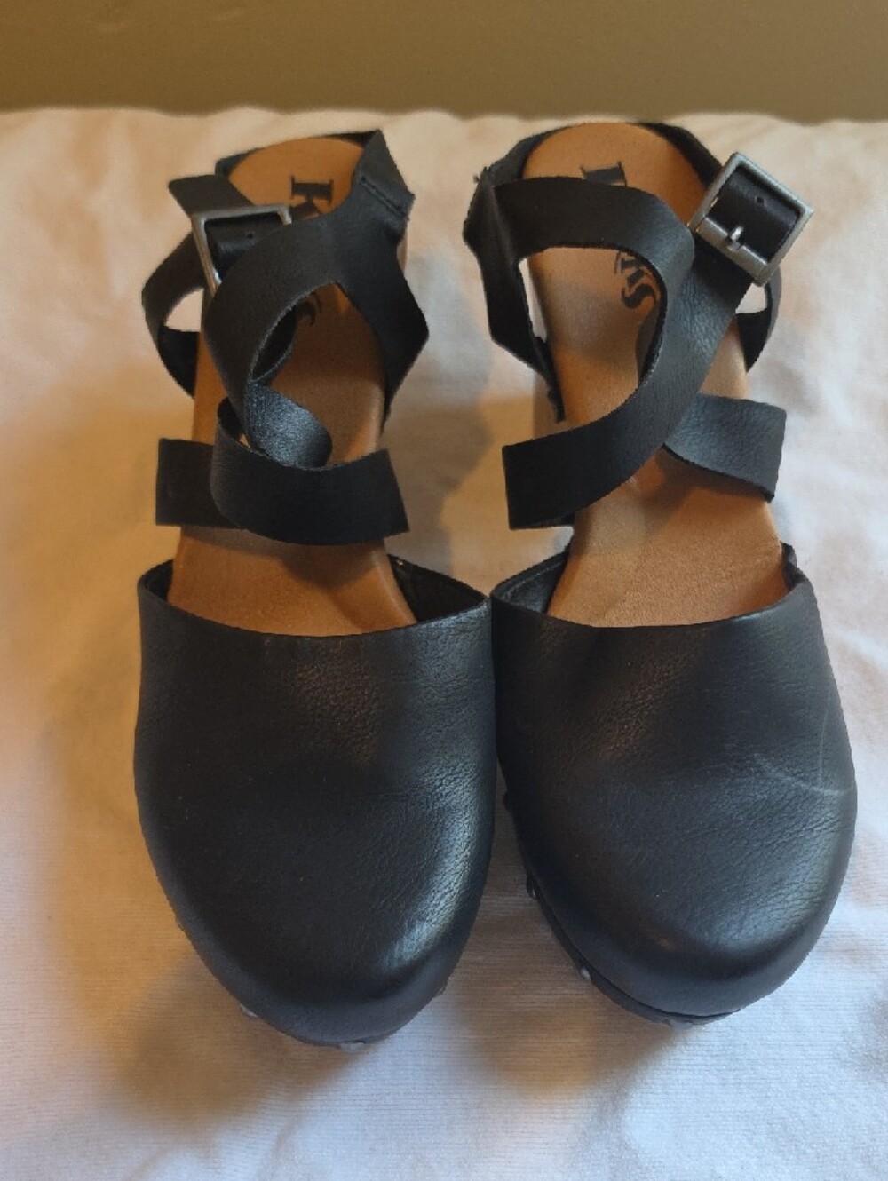 Korks black heeled clogs with a crisscross strap - Picture 2 of 8